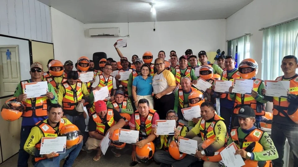 Em Barreirinha e Nhamundá, Detran Amazonas entrega kits de capacete e colete para mototaxista