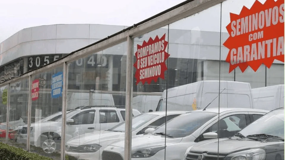 Concessionárias em São Paulo reduzem preços e até carro premium tem desconto