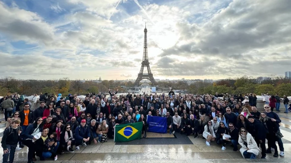 Consórcio Mercedes-Benz encerra o ano levando 200 clientes a Paris 