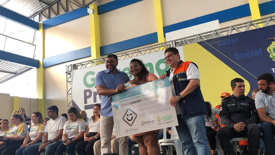 Detran-AM entrega CNHs e certificados em ação do Governo Presente