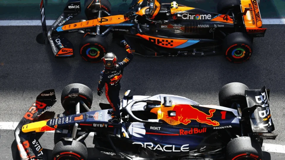 Verstappen sela recorde de 17ª vitória da temporada na frente de Norris e Alonso no GP de São Paulo 