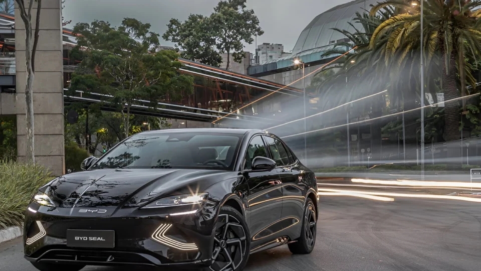 BYD Seal 2025: Sedã elétrico com desconto de R$ 49.810 e desempenho melhor que qualquer rival médio