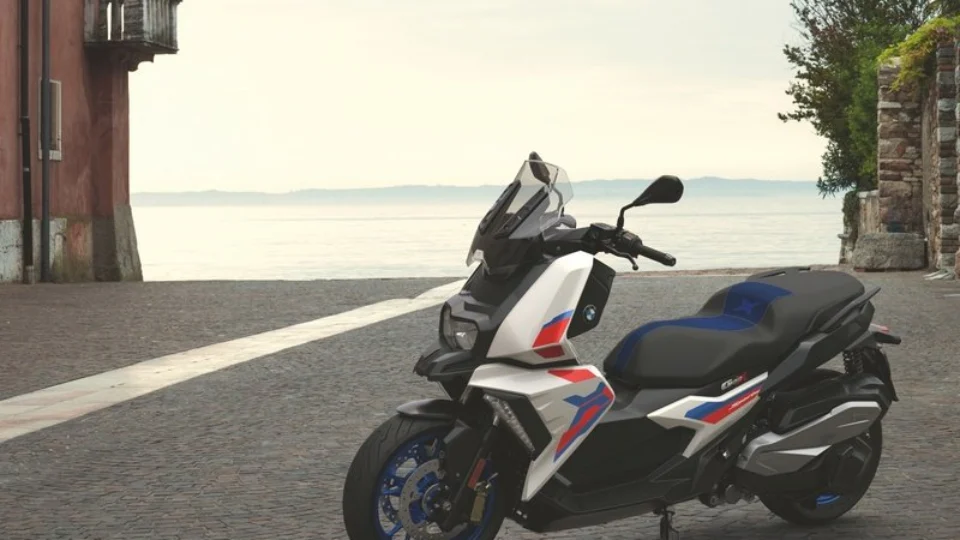 BMW Motorrad começa a pré-venda da C 400 X 