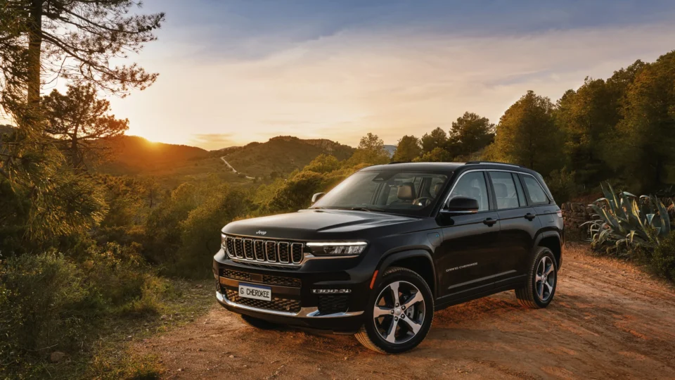 Quinta geração do Jeep Grand Cherokee chegará ao Brasil em breve 
