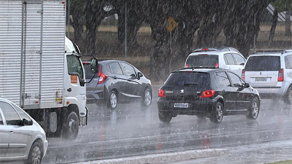 Período chuvoso exige cuidados para não ter problemas com o carro
