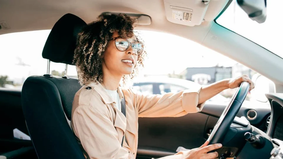 Mulheres no volante: Personalidades que revolucionaram o setor automobilístico