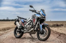 Honda lança CRF 1100L Africa Twin 2024 com nova cor e grafismos atualizados na mais versátil das big trail 