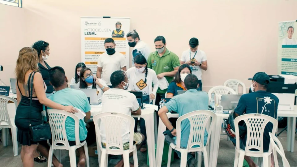 Mais de 150 atendimentos de veículos e de CNH foram realizados em escola pelo Detran-AM