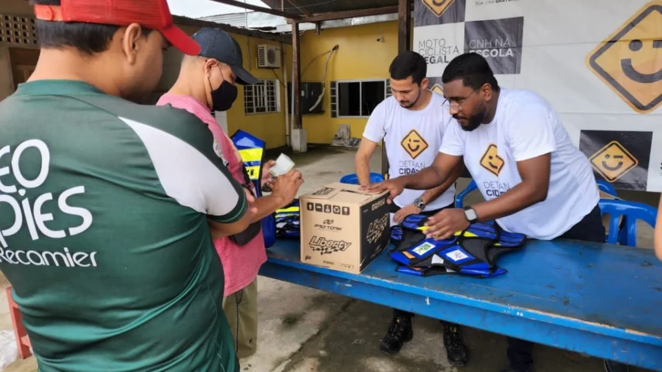 Motociclista Legal: Entrega de kits leva esperança a mototaxistas