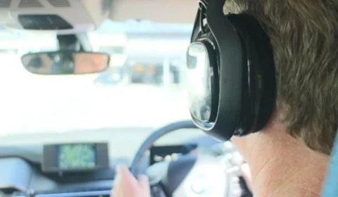 Estudo da Ford mostra os perigos de usar fones de ouvido no trânsito