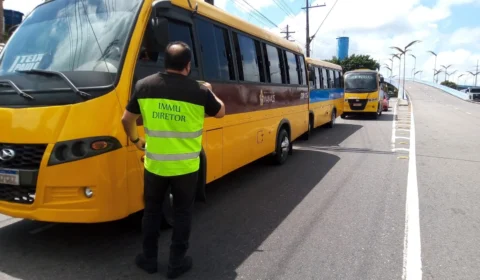 Micro-ônibus alternativos: IMMU constata irregularidades e flagra motorista dirigindo sem CNH