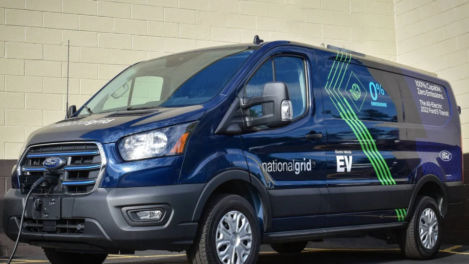 Ford inicia testes com a versão elétrica da van Transit