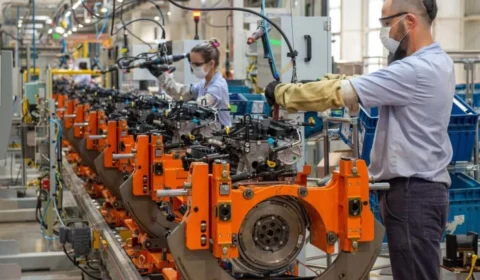 Produção de carros se estabiliza, mas esbarra na falta de semicondutores