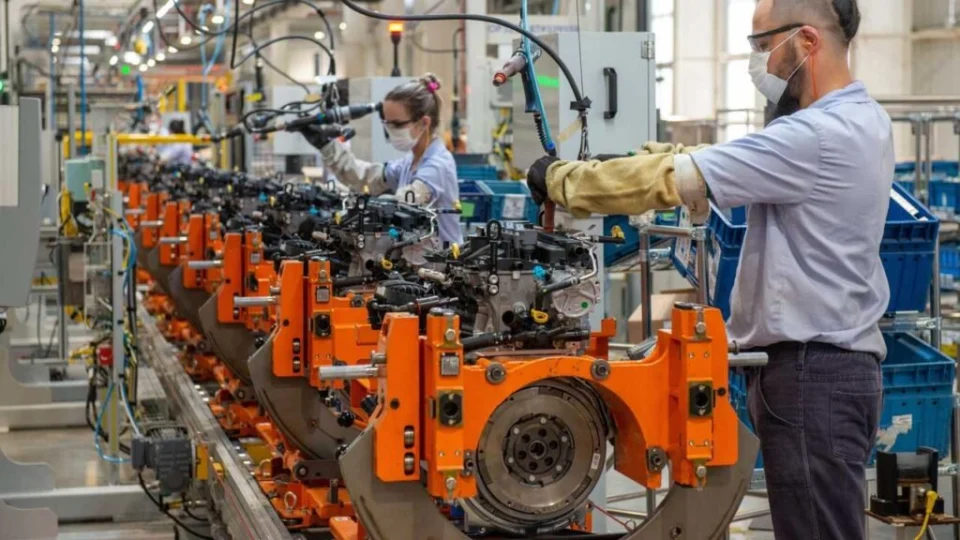 Produção de carros se estabiliza, mas esbarra na falta de semicondutores