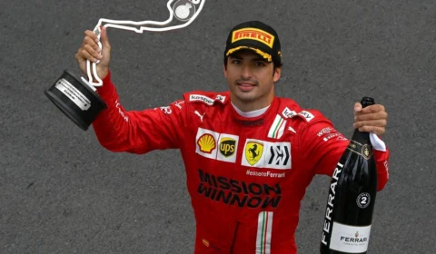 Carlos Sainz conquista sua primeira vitória na F1