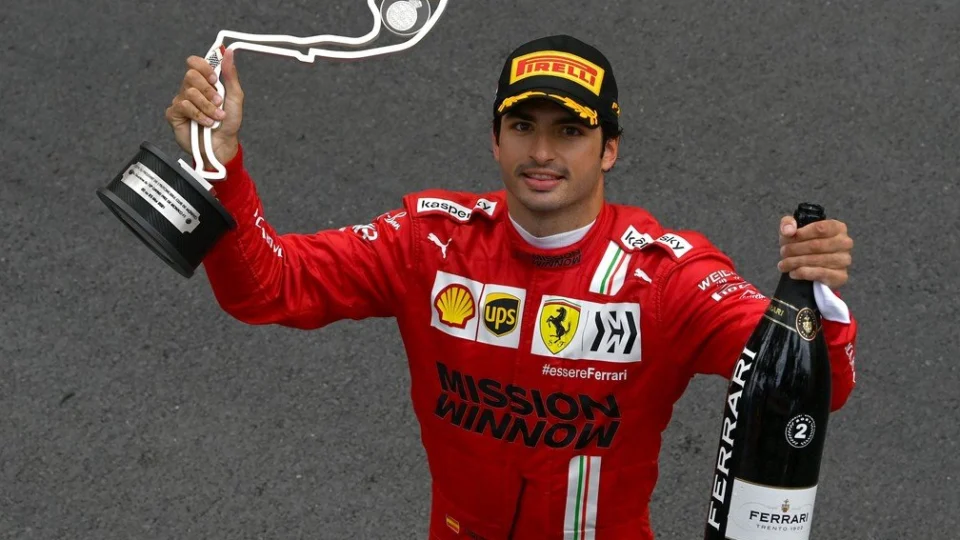 Carlos Sainz conquista sua primeira vitória na F1