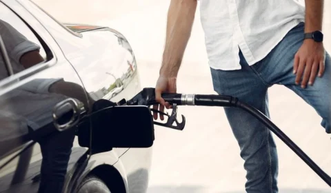 Especialista explica o porquê de as mangueiras dos postos de combustíveis não serem transparentes  