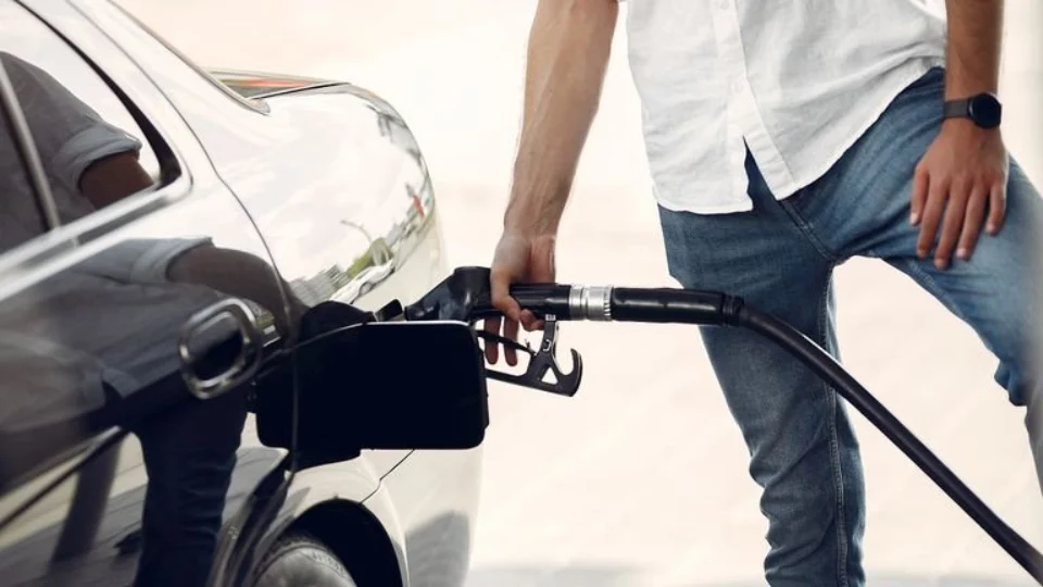 Especialista explica o porquê de as mangueiras dos postos de combustíveis não serem transparentes  