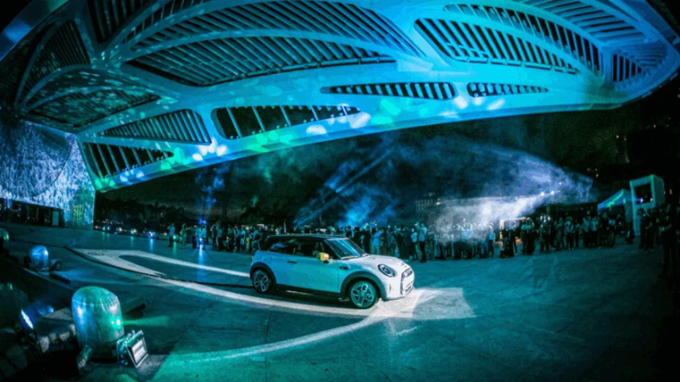 MINI projeta futuro eletrificado com show de luzes