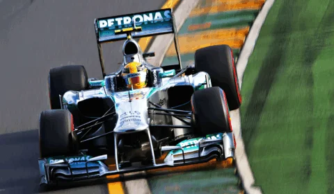 Hamilton assina novo contrato de dois anos com a Mercedes para acabar com especulações sobre futuro na F1 