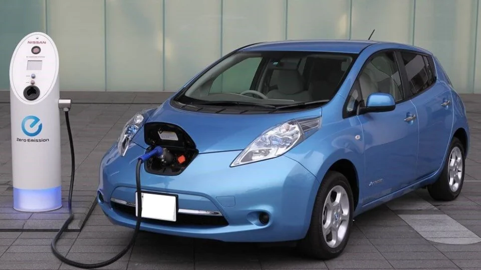 Com alta no preço da gasolina, vendas de carros híbridos disparam