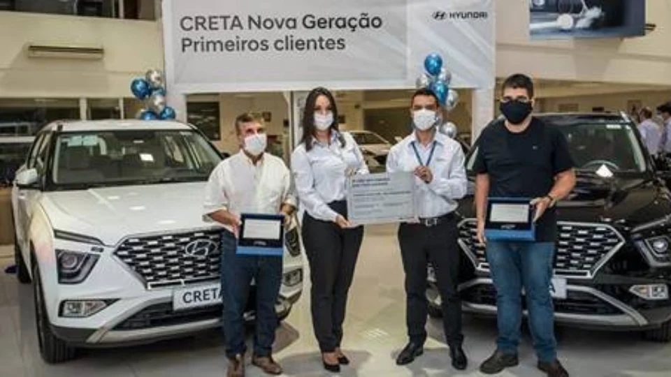 Primeiros compradores do Creta Nova Geração, pai e filho são homenageados