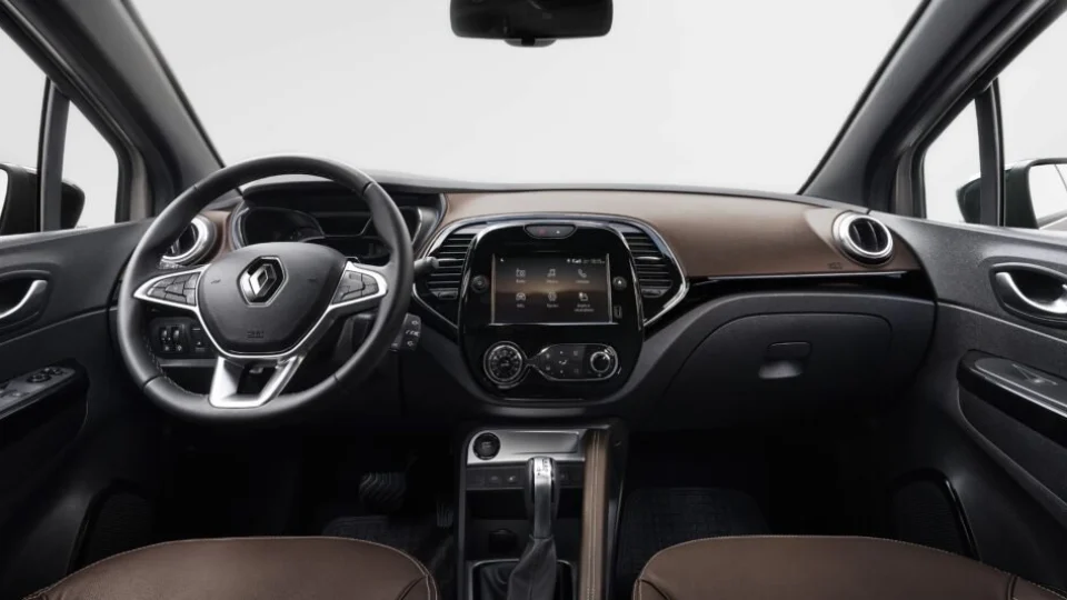 Captur 2022 traz mais requinte no interior