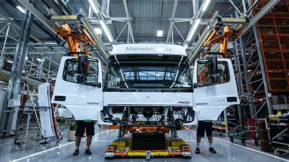 Primeira queda mensal do ano é registrada na produção de caminhões