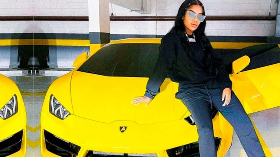 Cantora Ludmilla ostenta carro de 2 milhões; conheça