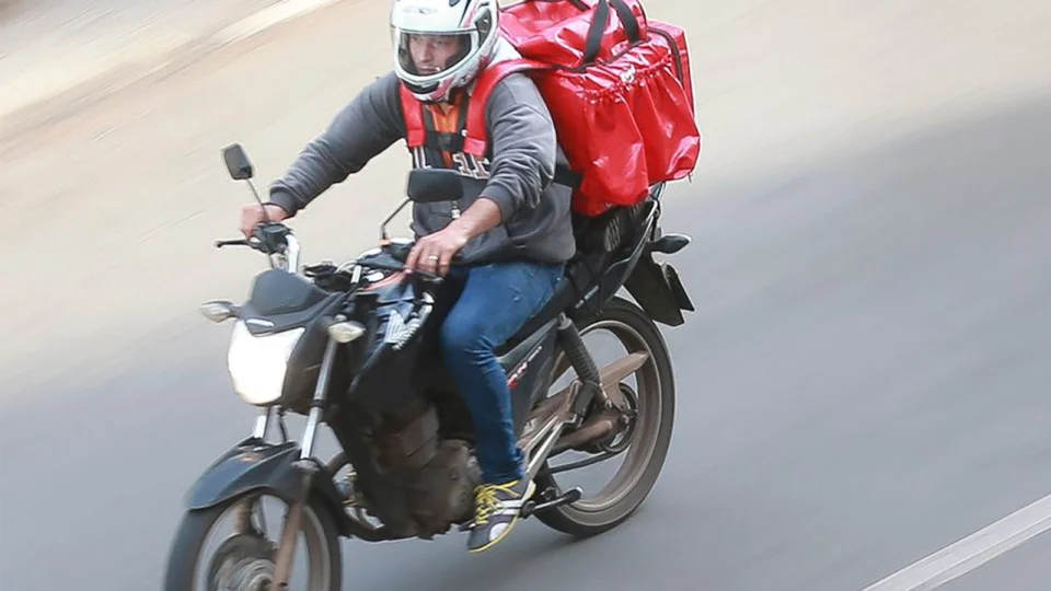 1,5 milhão de motoristas trabalham como entregadores no Brasil