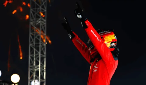 Sainz segura Norris e dupla da Mercedes para conquistar sensacional vitória no GP de Cingapura 