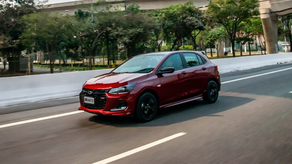 GM retoma produção do Onix após paralisação, mas enfrenta desafios no mercado automotivo