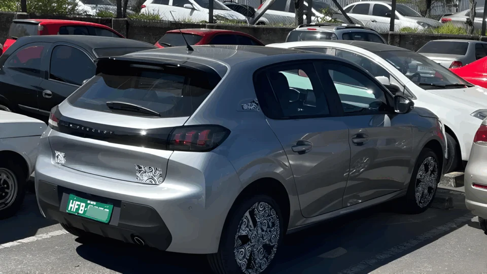 Peugeot 208 turbo é flagrado no Brasil