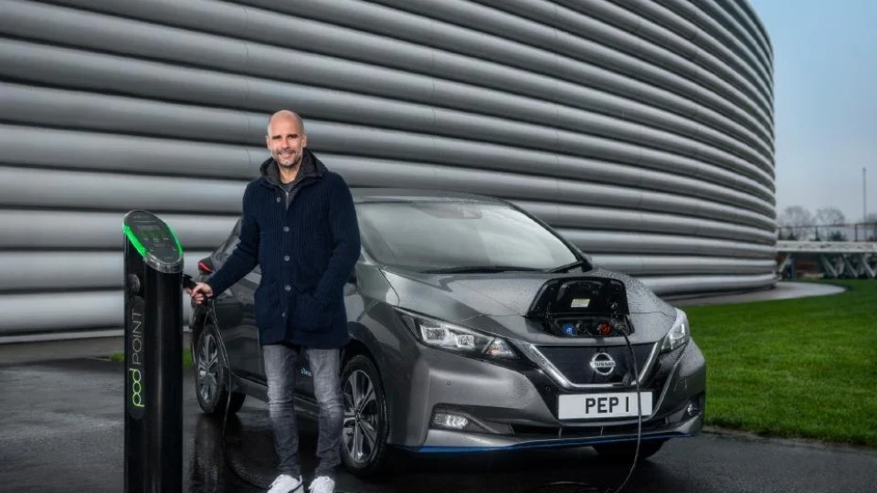 Guardiola sente toda a emoção do futuro no 100% elétrico Nissan LEAF