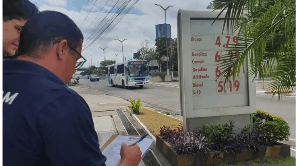 Procon-AM fiscaliza postos de combustíveis de Manaus após o aumento de preço