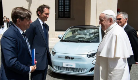 Stellantis apresenta ao Papa Francisco o novo Fiat 500e, durante visita no Vaticano