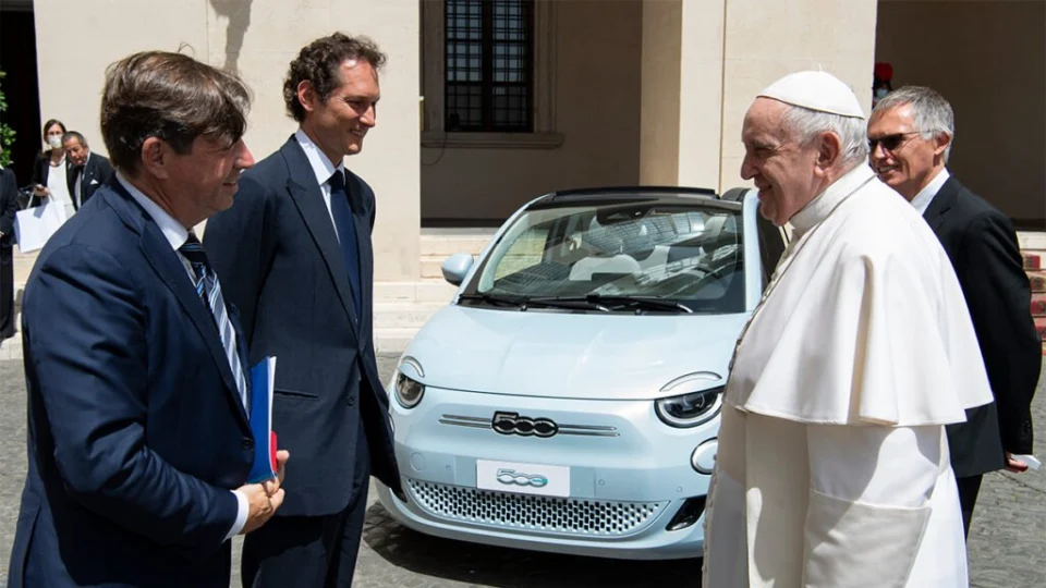 Stellantis apresenta ao Papa Francisco o novo Fiat 500e, durante visita no Vaticano