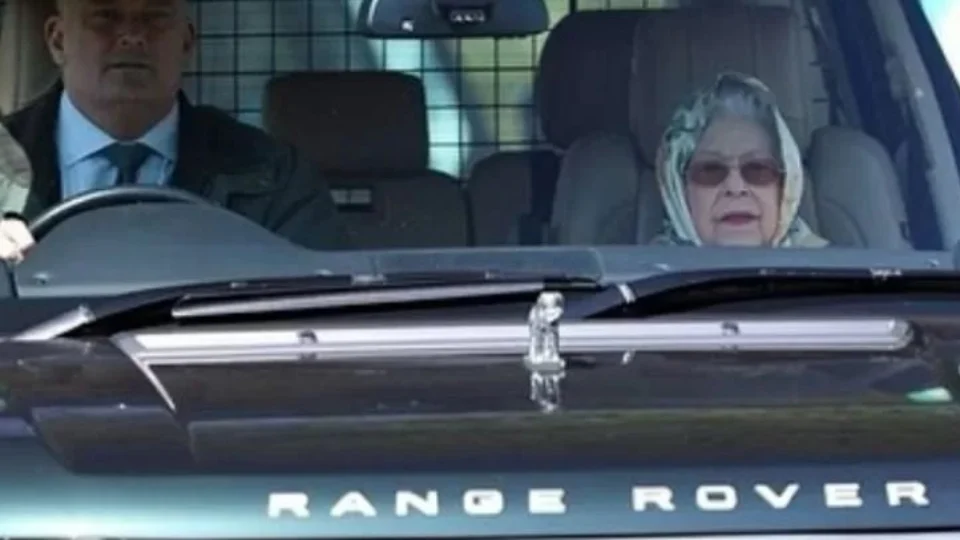 Rainha Elizabeth celebra aniversário andando de Range Rover em casa