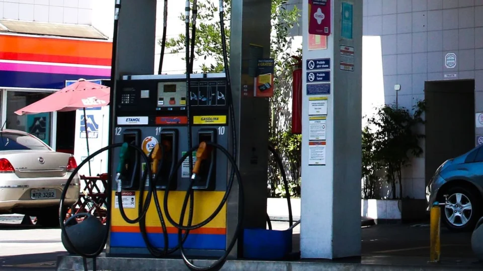 ANP: preço médio do litro de gasolina no país é de R$ 7,26