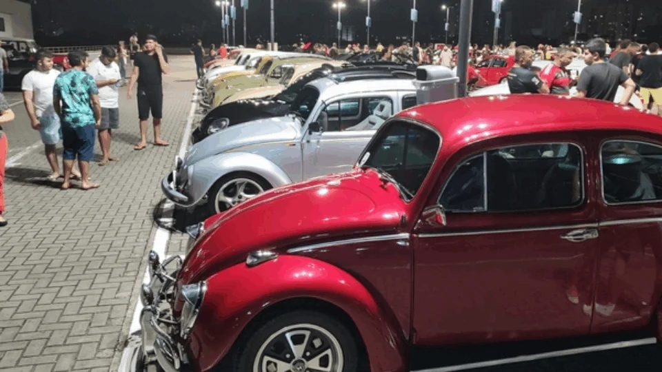 Detran Amazonas recebe exposição de carros antigos no São Francisco
