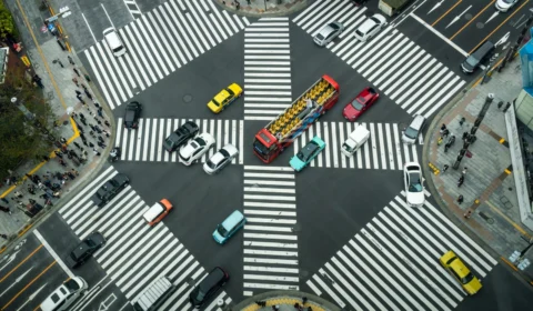 Preferência em cruzamentos e entroncamentos sem placa 