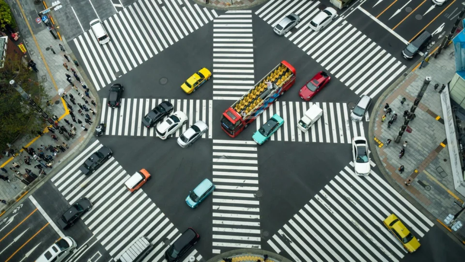 Preferência em cruzamentos e entroncamentos sem placa 