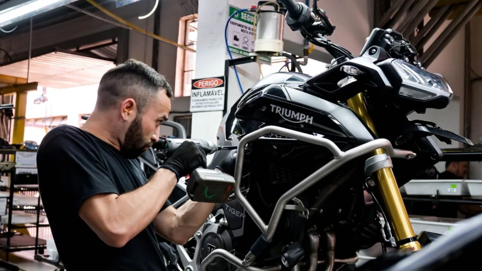 Fábrica da Triumph em Manaus atinge marco histórico de 50 mil motos produzidas