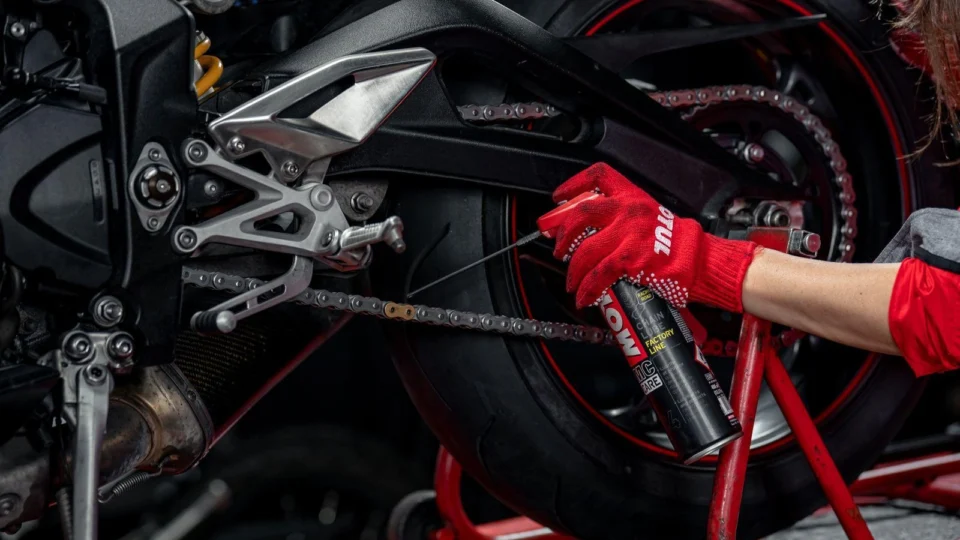 Motul destaca três problemas que podem prejudicar o desempenho das correntes em motocicletas