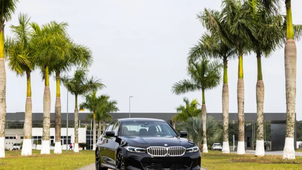 BMW Série 3 ganha atualizações no exterior e no interior para continuar na liderança absoluta do segmento de sedãs premium
