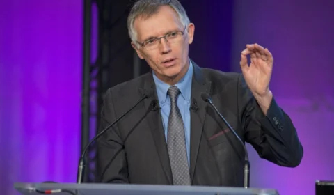 Carlos Tavares deixará comando da Stellantis em 2026