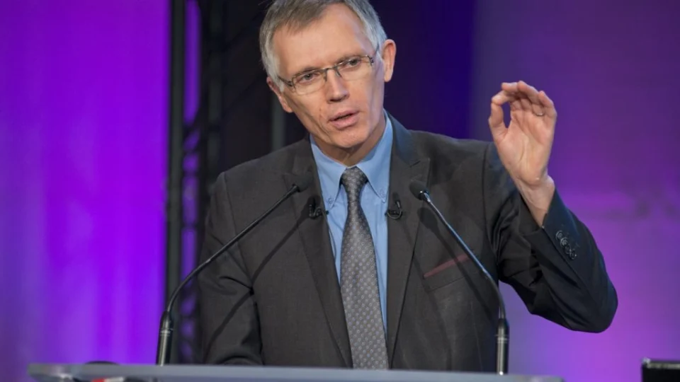 Carlos Tavares deixará comando da Stellantis em 2026