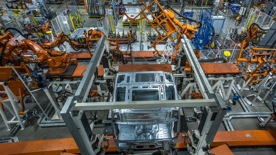 Produção de caminhões registra leve alta em setembro