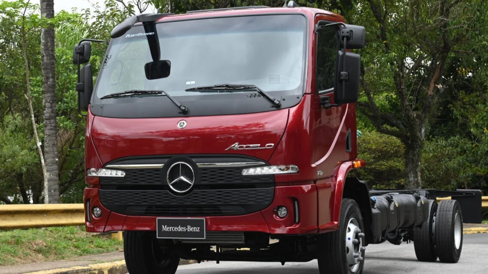 Mercedes-Benz prepara ofensiva no mercado nacional de caminhões com novidades para 2025