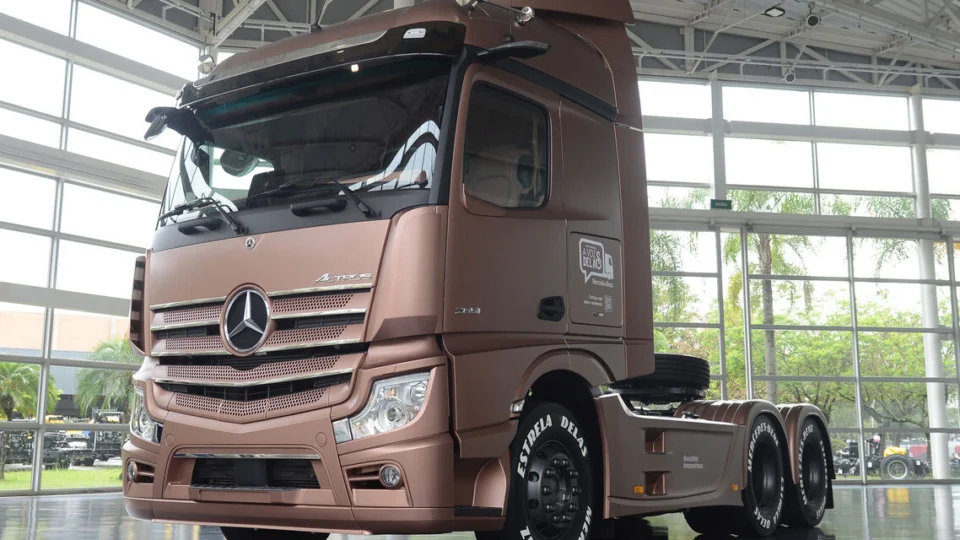 Mercedes-Benz lança caminhão Actros Estrela Delas na Fenatran 2024
